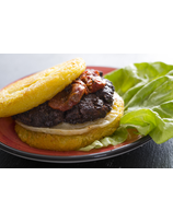 Burger de boudin basque, fromage et paillasson de pommes de terre. 