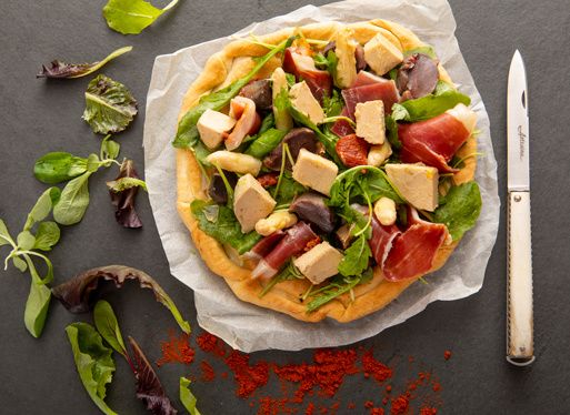 TARTE AU JAMBON, FOIE GRAS, GESIERS DE CANARD ET ASPERGES 