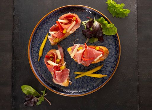 TARTINE AU JAMBON DE LA VALLÉE DES ALDUDES, GUINDILLAS, PIMIENTOS ET FROMAGE DE BREBIS